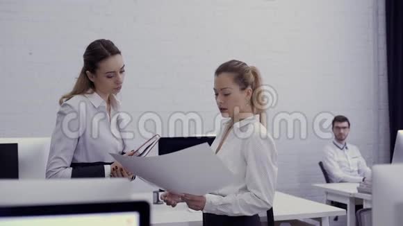 两位女企业家在办公室讨论新项目视频的预览图