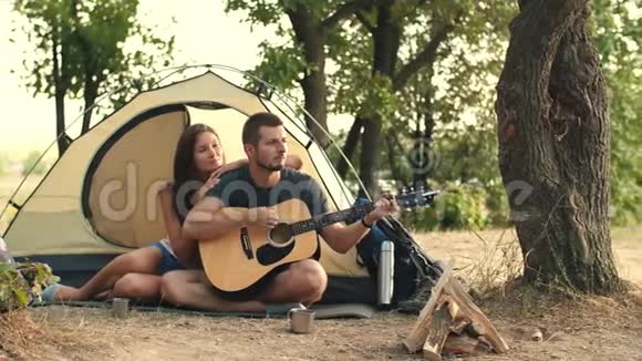 年轻夫妇在森林里弹吉他视频的预览图