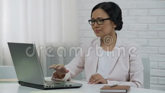亚洲商务小姐在笔记本电脑上打字开始创业成功的项目视频的预览图