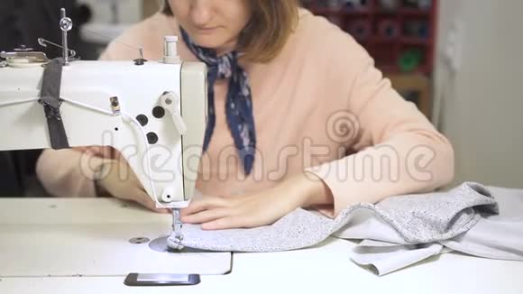 缝缝机上的缝缝和产品的检查线视频的预览图