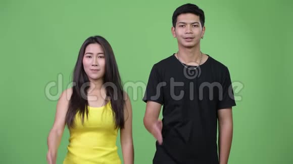 年轻快乐的亚洲情侣一起握手视频的预览图