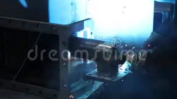 一个焊接工厂的男工人戴着焊接面罩视频的预览图