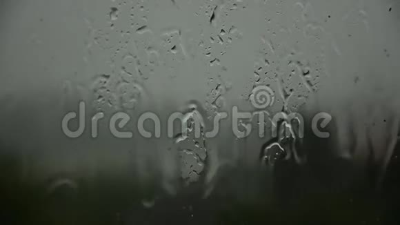秋天的天气雨天秋天这个词出现在窗外视频的预览图