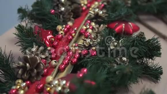 精美的圣诞装饰圣诞节装饰的松木花环视频的预览图