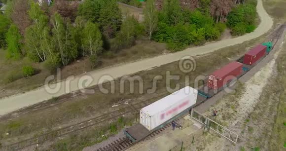 用火车运输货物运输集装箱货运火车在农村地区运输集装箱视频的预览图