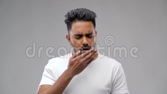 不健康的印度男人咳嗽视频的预览图