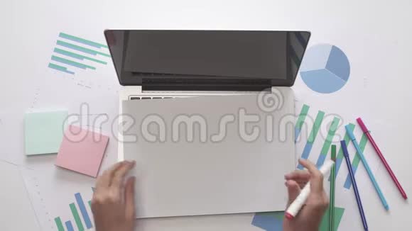 商业概念女人在笔记本电脑上的一张纸上写下目标办公室桌面视频的预览图