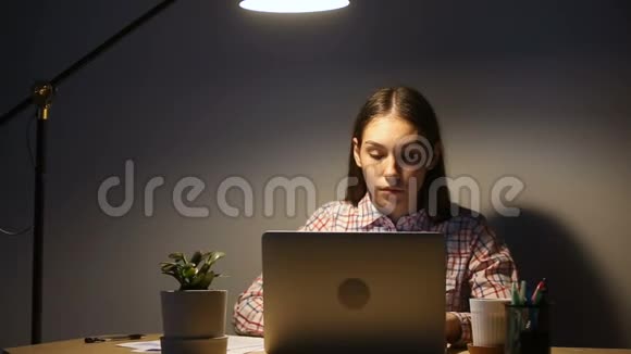 年轻的专注女性使用笔记本电脑加班视频的预览图