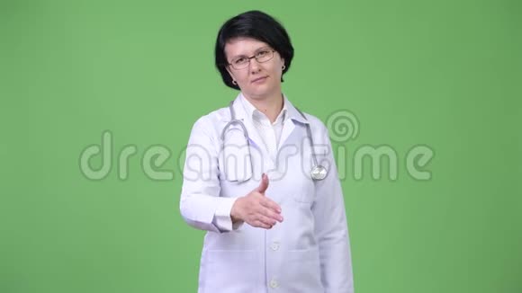 漂亮的女医生留着短发握手视频的预览图