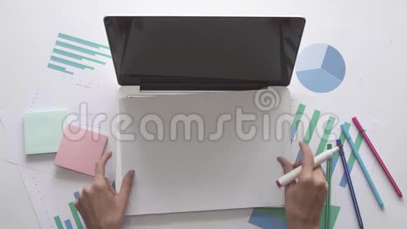 商业概念女人在笔记本电脑上的一张纸上写税务办公室桌面视频的预览图