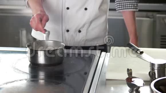 厨师在平底锅中混合食物视频的预览图