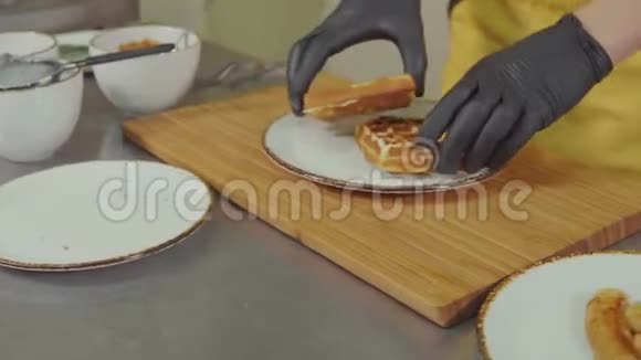 加鲜奶油的甜华夫饼视频的预览图