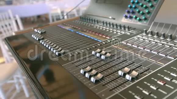 录音设备晚会音响控制面板专业音乐搅拌机视频的预览图