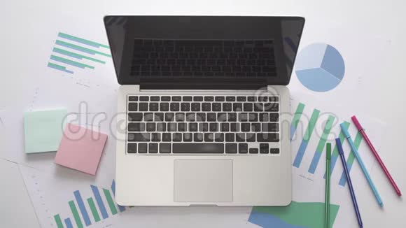 商业概念女人在笔记本电脑上的一张纸上写IDEA办公室桌面视频的预览图