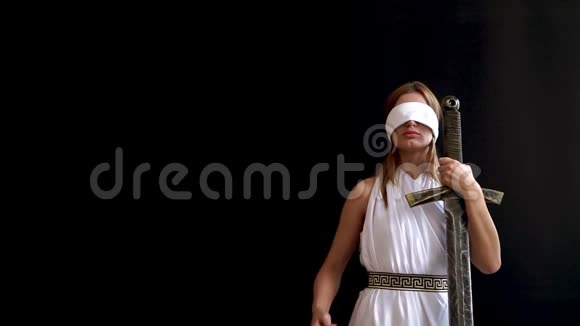 拥有剑和鳞片的Themis是古希腊黑人背景下的正义女神提倡者的概念视频的预览图