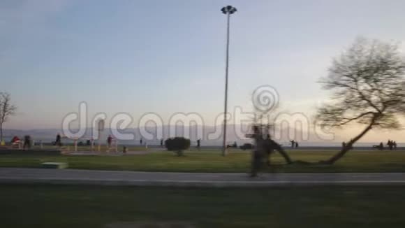 人们在伊兹密尔卡西亚卡的海边从里面的电车欣赏风景视频的预览图