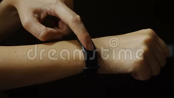 黑色健身手表特写在女人手上视频的预览图