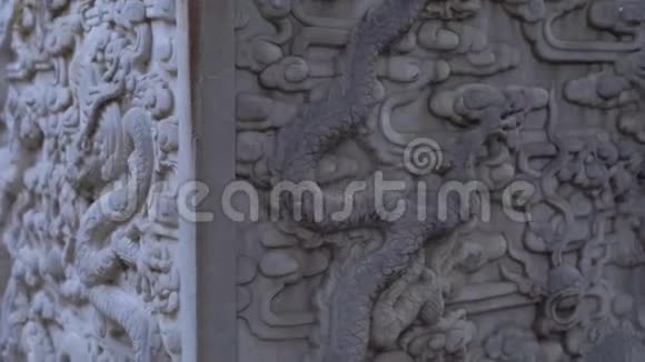 在紫禁城的一个内部被龙纹覆盖的石方尖塔上拍摄的一张照片视频的预览图