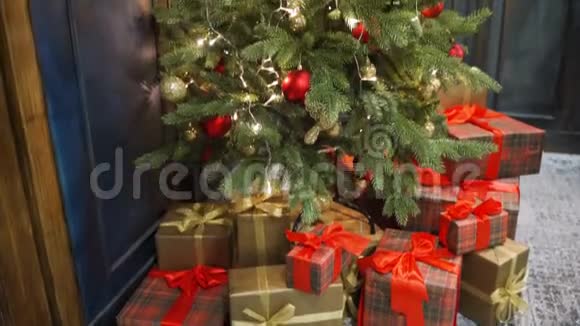 圣诞快乐美丽的视频圣诞树配花环气氛愉快圣诞礼物和圣诞头衔的最佳用途视频的预览图