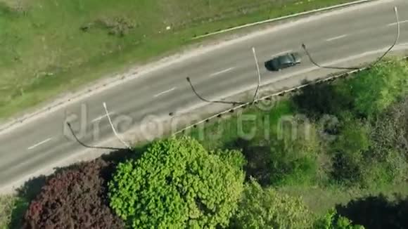 一辆车一辆车离开城市的电影空中跟踪镜头视频的预览图