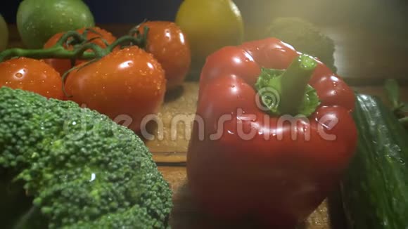 木桌上的一套家具蔬菜和其他产品视频的预览图
