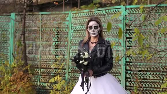 在一个被遗弃的城市里为万圣节化妆的新娘视频的预览图