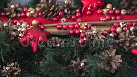 精美的圣诞装饰圣诞节装饰的松树花环视频的预览图