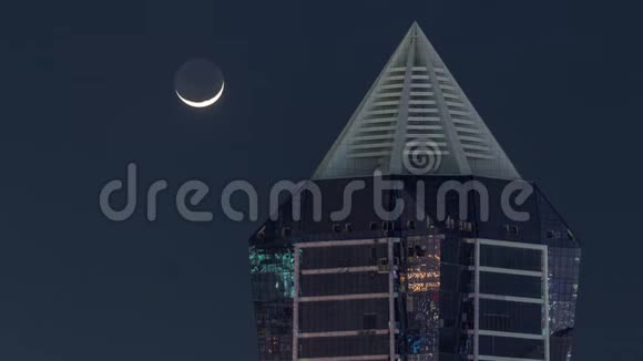 迪拜晚间摩天大楼的夜间灯光视频的预览图