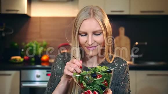很高兴女人吃健康沙拉美丽的年轻女性坐在时尚的椅子上享受健康的蔬菜沙拉视频的预览图