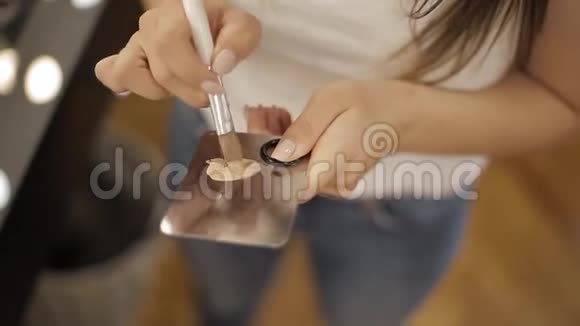 化妆师在油灰刀上使用遮瑕膏视频的预览图