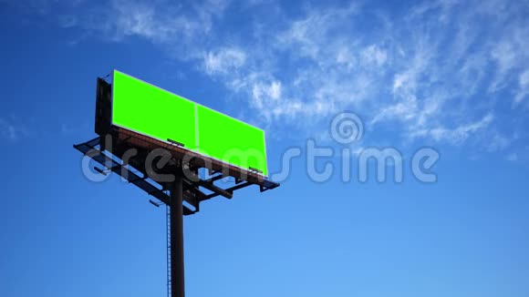 蓝天背景下的绿色屏幕双广告牌视频的预览图