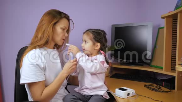 妈妈教她的小女儿使用喷雾器视频的预览图