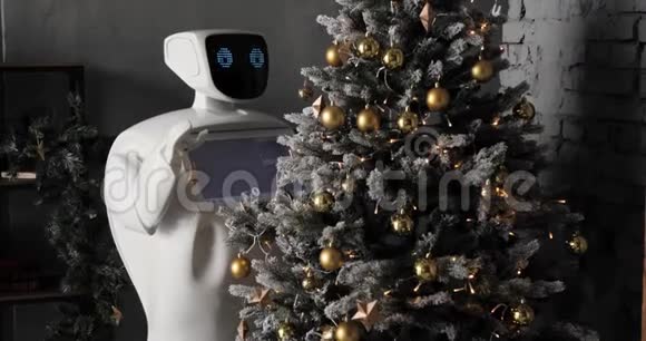 机器人装饰圣诞树今天的控制系统现代机器人技术人形自主机器人视频的预览图