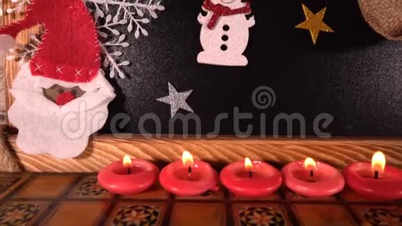 圣诞节五颜六色的装饰和蜡烛视频的预览图