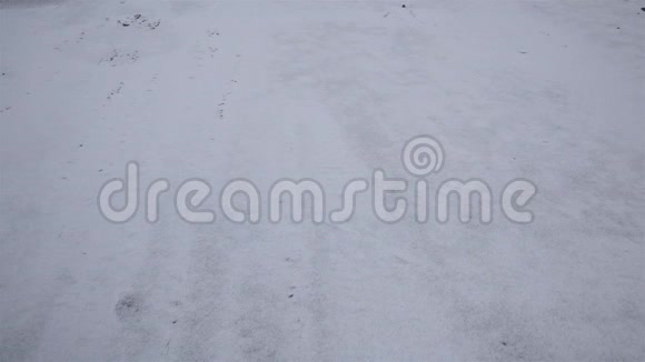 鞋底在白雪上留下的脚印黑色的鞋子在雪地上行走视频的预览图