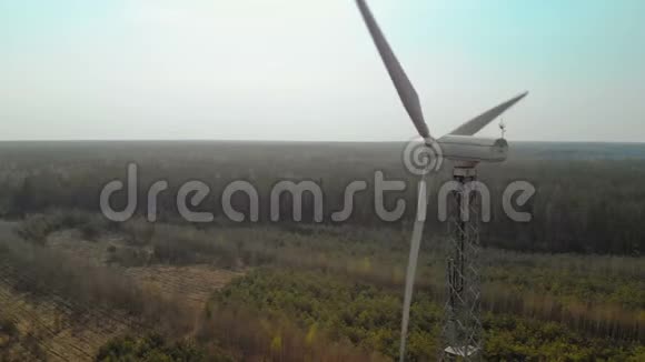 用旋转的三叶桨在单个风力发电机的弧形中飞行视频的预览图