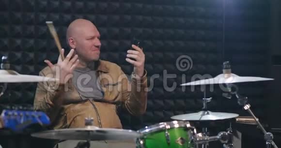 中年音乐家一只手转动鼓槌视频的预览图