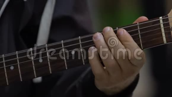 男人弹吉他音乐和爱好经典摇滚和乡村风格特写视频的预览图