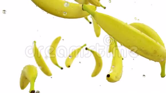 新鲜香蕉随着水滴落下慢动作逼真的动画与阿尔法通道隔离视频的预览图