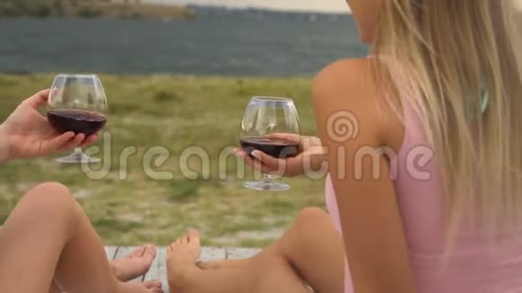 女朋友在海滩上喝酒女朋友在海滩上举行野餐视频的预览图