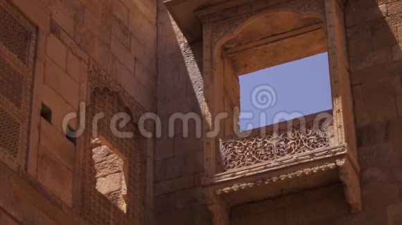 展示阳台的建筑物的墙壁视频的预览图