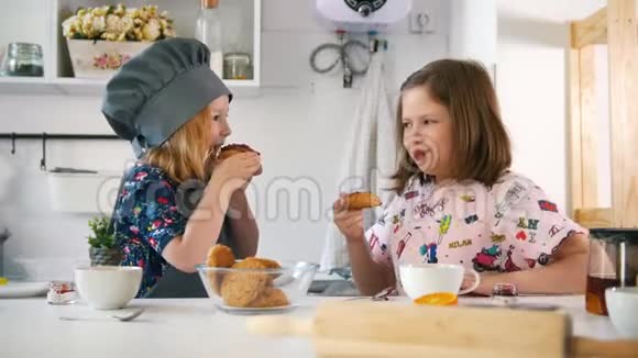 两个女孩用自己的手准备的果酱吃饼干视频的预览图