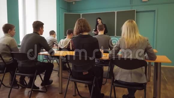 女讲师在课堂上对学生讲话视频的预览图