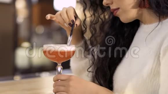 美丽的年轻女子在酒吧喝三叶草酒会鸡尾酒视频的预览图