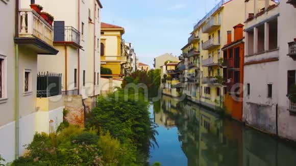 美丽的意大利城市帕多瓦的建筑房屋和水道视频的预览图