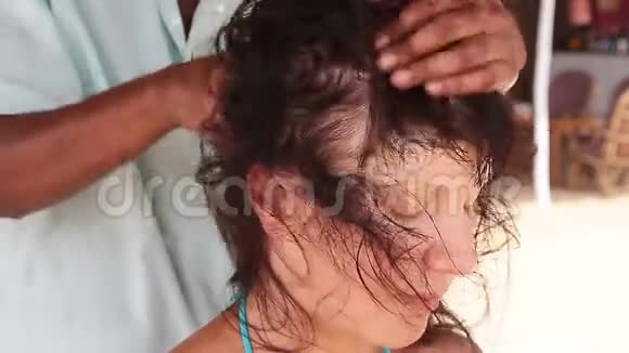 治疗师的双手女人做头部按摩视频的预览图
