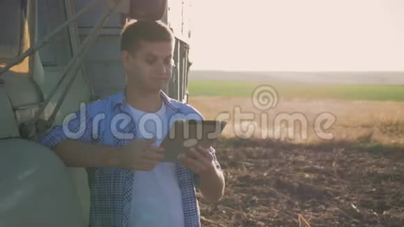 一个忧郁的农民正在地里干活使用平板电脑站在农业工程附近视频的预览图
