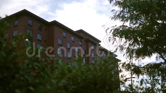 红砖酒店建筑低角镜头视频的预览图