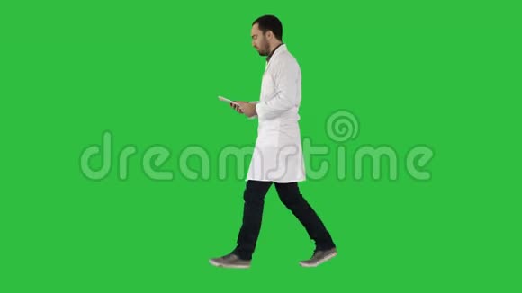 医生在绿色屏幕上行走时使用标签色度键视频的预览图