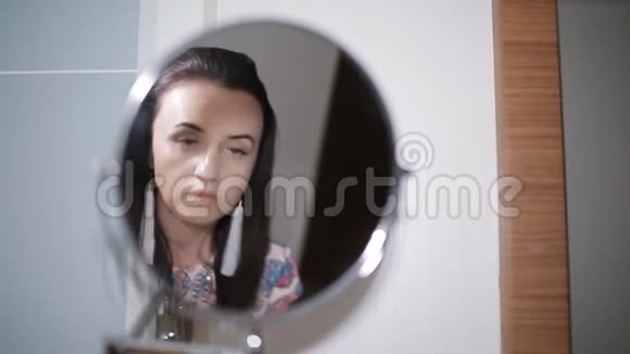 那个女人在小圆镜里化妆视频的预览图